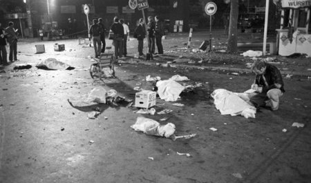 Nach der Spurensicherung am Tatort des Bombenattentats auf Besuc... Nach der Spurensicherung am Tatort des Bombenattentats auf Besuc...