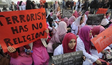 Protestdemonstration gegen das Massaker in einer pakistanischen ... Protestdemonstration gegen das Massaker in einer pakistanischen ...