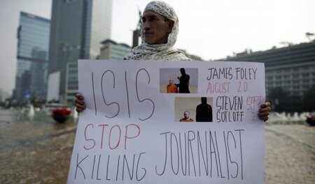 Djakarta: Ein indonesischer Journlist protestiert gegen die Mass... Djakarta: Ein indonesischer Journlist protestiert gegen die Mass...