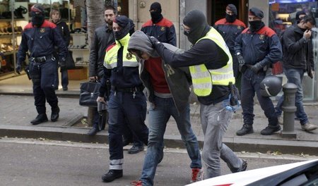 Festnahme eines Mannes bei einer Polizeiaktion am Dienstag in Ba...