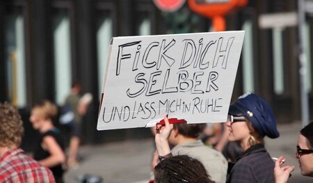 Frauensprüche wie dieser auf dem »Slutwalk« in Berlin 2011 sorge... Frauensprüche wie dieser auf dem »Slutwalk« in Berlin 2011 sorge...
