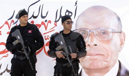 Unter Polizeibewachung: Wahlwerbung für Moncef Marzouki in Sidi ... Unter Polizeibewachung: Wahlwerbung für Moncef Marzouki in Sidi ...