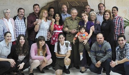 Gruppenbild mit Präsident: Kubas Staatschef Raúl Castro (M.), di... Gruppenbild mit Präsident: Kubas Staatschef Raúl Castro (M.), di...