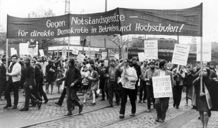 Ab 1964 entwickelte sich Widerstand gegen die Militarisierung de... Ab 1964 entwickelte sich Widerstand gegen die Militarisierung de...