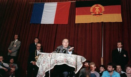 Präsident Mitterrand ließen Bonns Pläne für eine Vereinigung bei... Präsident Mitterrand ließen Bonns Pläne für eine Vereinigung bei...