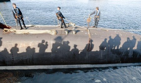 U-Boot U33 verlässt den Heimathafen in Eckernförde: Das Schiff i... U-Boot U33 verlässt den Heimathafen in Eckernförde: Das Schiff i...