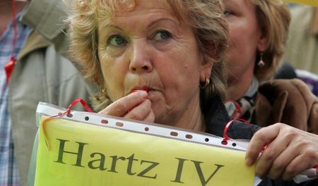 Vor zehn Jahren nach der Einführung von Hartz IV sind die Protes... Vor zehn Jahren nach der Einführung von Hartz IV sind die Protes...