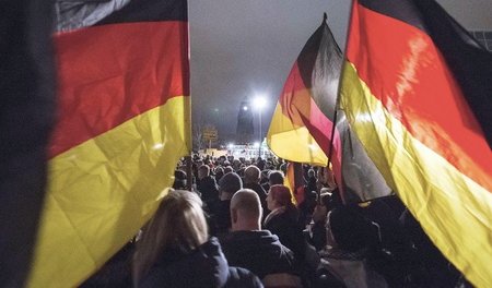 SCHWAROGO-Fahnen beim PEGIDA-Marsch in Dresden (15. Dezember 201...