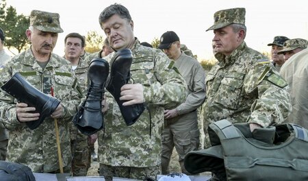 Geht noch: Präsident Petro Poroschenko bei einer Truppeninspekti... Geht noch: Präsident Petro Poroschenko bei einer Truppeninspekti...