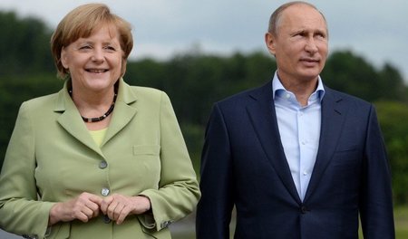 Regelmäßiger Telefonkontakt: Kanzlerin Merkel und Russlands Präs... Regelmäßiger Telefonkontakt: Kanzlerin Merkel und Russlands Präs...