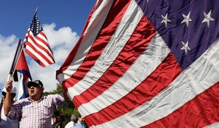 US-amerikanische Flaggen bei einem Protest gegen die neue US-ame... US-amerikanische Flaggen bei einem Protest gegen die neue US-ame...