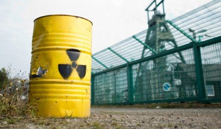 Antiatomprotest mit stilisiertem Müllfass vor dem Endlager Schac... Antiatomprotest mit stilisiertem Müllfass vor dem Endlager Schac...