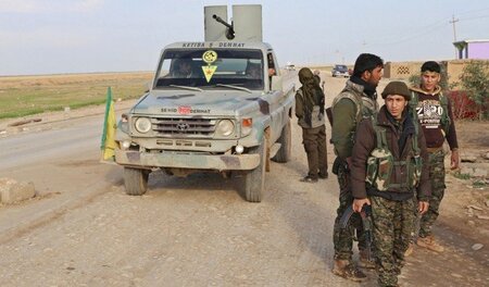 Ein kurdischer Checkpoint nördlich vom Sindschar-Gebirge an der ... Ein kurdischer Checkpoint nördlich vom Sindschar-Gebirge an der ...