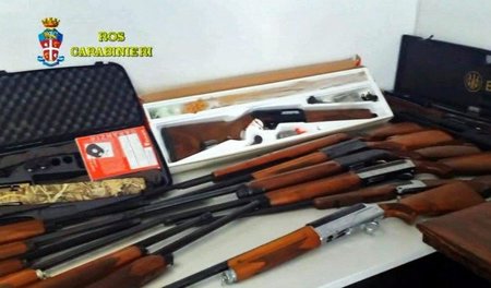 Ausgehobenes Waffenlager: Bei der Razzia der Carabinieri sicherg... Ausgehobenes Waffenlager: Bei der Razzia der Carabinieri sicherg...