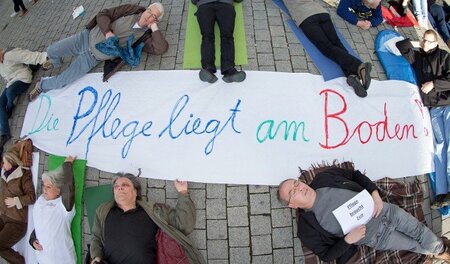 Protestaktion gegen miese Arbeitsbedingungen in Pflegeberufen Protestaktion gegen miese Arbeitsbedingungen in Pflegeberufen