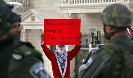 Palästinenser im Weihnachtsmann-Outfit protestierten am Dienstag... Palästinenser im Weihnachtsmann-Outfit protestierten am Dienstag...