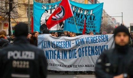 "Antifa in die Offensive" – Demonstration im Gedenken an S... "Antifa in die Offensive" – Demonstration im Gedenken an S...