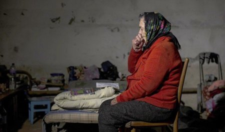 Eine Frau in der ostukrainischen Stadt Jasinovataja in einem Kel... Eine Frau in der ostukrainischen Stadt Jasinovataja in einem Kel...