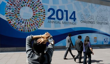 Haupteingang der Zentrale des Internationalen Währungsfonds in W...