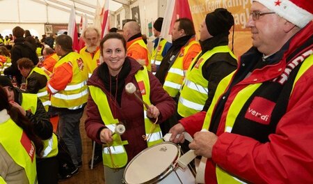Trommeln für den Tarifvertrag: Weihnachtsstimmung im Streikzelt ... Trommeln für den Tarifvertrag: Weihnachtsstimmung im Streikzelt ...