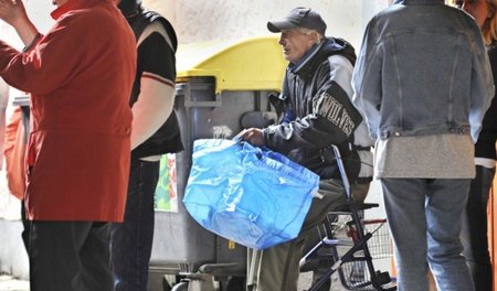 Armut in der Bankenmetropole: Ein Rentner vor der Essensausgabe ... Armut in der Bankenmetropole: Ein Rentner vor der Essensausgabe ...