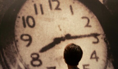 Als die Zeit stillstand: Blick auf eine Uhr aus Hirsoshima im do...
