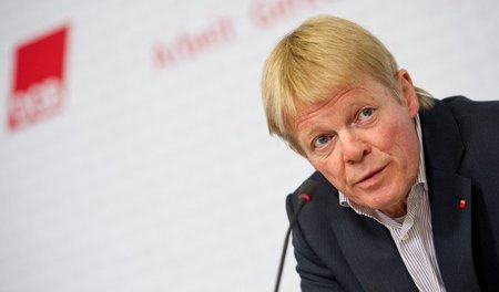 Der Vorsitzende des Deutschen Gewerkschaftsbundes (DGB), Reiner ...