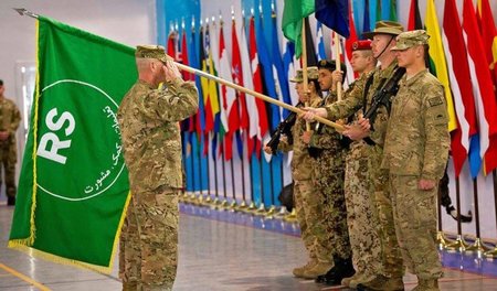 NATO-Fahnenzeremonie zum Beginn der Mission »Resolute Support« a...