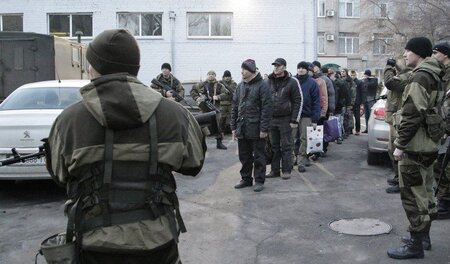 Vor der Freilassung: Ukrainische Kriegsgefangene auf dem Weg zum...