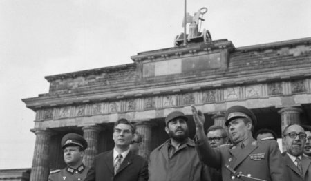 Castro am 14.6.1972 am Brandenburger Tor &ndash; mit dem Mitglie...