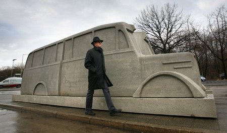 "Denkmal der grauen Busse" zur Erinnerung an die Ermordung von K... "Denkmal der grauen Busse" zur Erinnerung an die Ermordung von K...