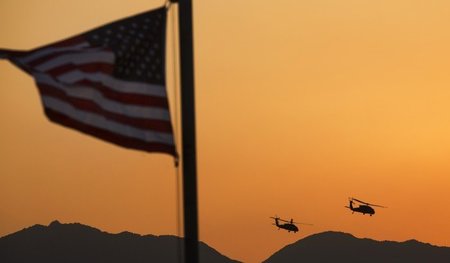 Nach einem Truppenbesuch zu Weihnachten: Abflug von US-Senator J... Nach einem Truppenbesuch zu Weihnachten: Abflug von US-Senator J...