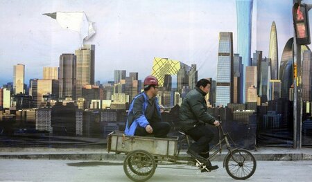 Bauarbeiter vor einem Plakat mit dem Peking der Zukunft. Chinas ... Bauarbeiter vor einem Plakat mit dem Peking der Zukunft. Chinas ...