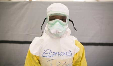 Gesundheitspersonal mit Schutzanzug in Sierra Leone (Koidu, 19.1...