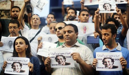 Freiheit für Shawkan gefordert: Demonstranten vor dem Gebäude de...