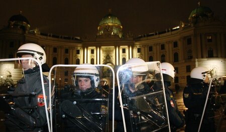 Polizeiaufgebot vor der Wiener Hofburg zum Schutz des »Akademike...