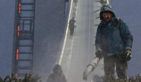 "Nicht mit Heulen anfangen" - Schattenbergschanze im Neuschnee (...