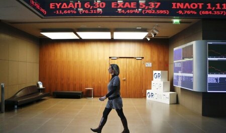 Nicht viel los im Tempel des Kapitalismus: Eingangshalle der Ath...