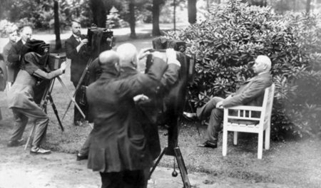 Denkmal für die Nachwelt: Fotoshooting mit Hindenburg (Berlin, N...