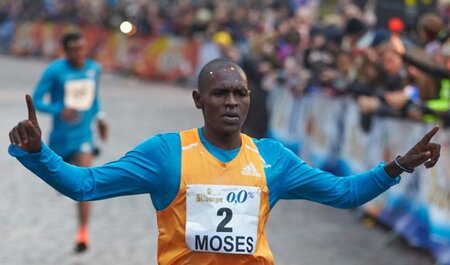 Moses Kipsiro gewinnt den Silvesterlauf 2014 in Trier