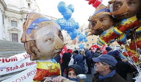 Bei Protesten in Rom werden Ballons verkauft, die Ministerpräsid...