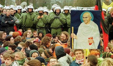 Scheinheiliger Patron der Gewaltlosigkeit: Mahatma Gandhi strebt...