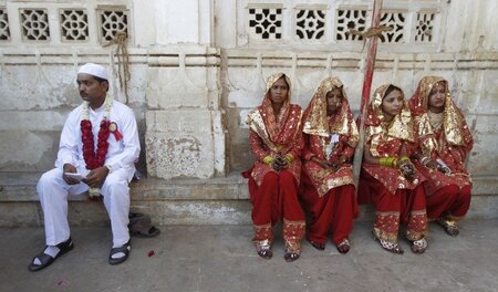 Bei einer Massenhochzeit in Ahmedabad warten vier Bräute und ein...
