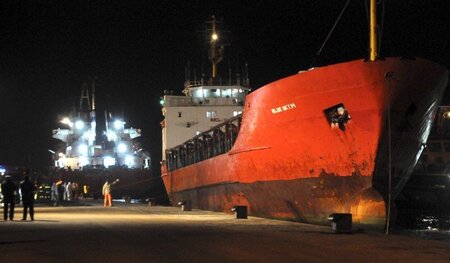 Die »Blue Sky M«, die mit fast 800 Flüchtlingen an Bord in der N...
