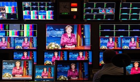 Bühnenbild voller Heimeligkeit: Angela Merkel spricht zu ihrem F...