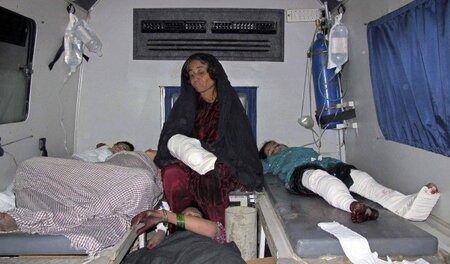 Kinder, die bei dem Raketeneinschlag in Helmand am Donnerstag ve...