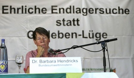 Umweltministerin Hendricks wird von der Debatte um End- und Zwis...
