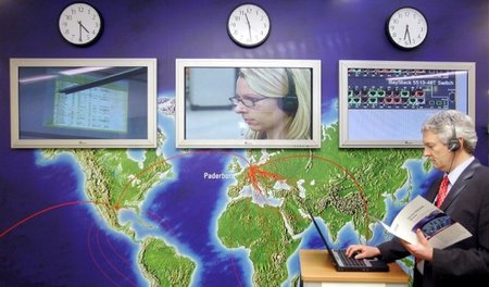 Austin, Paderborn, Singapur - Weltkarte im Kundendienstzentrum v...