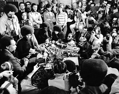 Angela Davis (links im Bild) am 24. Februar 1972 vor Vertretern... Angela Davis (links im Bild) am 24. Februar 1972 vor Vertretern...