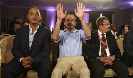 Laola mit dem neuen Präsidenten? Al-Hussein (m.) reist noch nich...